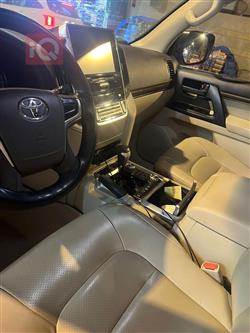 تۆیۆتا لاند کروزەر